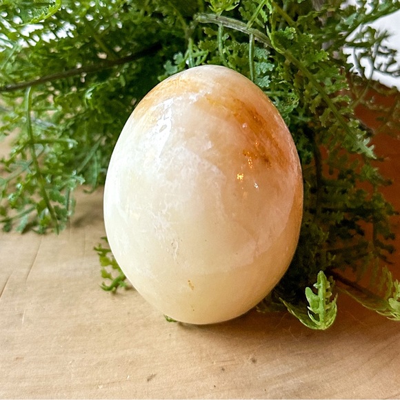 Banded Tan & White Carved Onyx Gemstone Crystal Egg Vintage - Picture 4 of 6